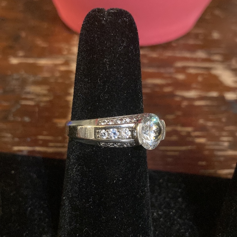 Stunning 925 CZ engagement ring size 8 - Picture 2 of 8
